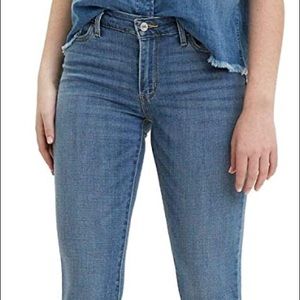 Light wash Levi's skinny jeans